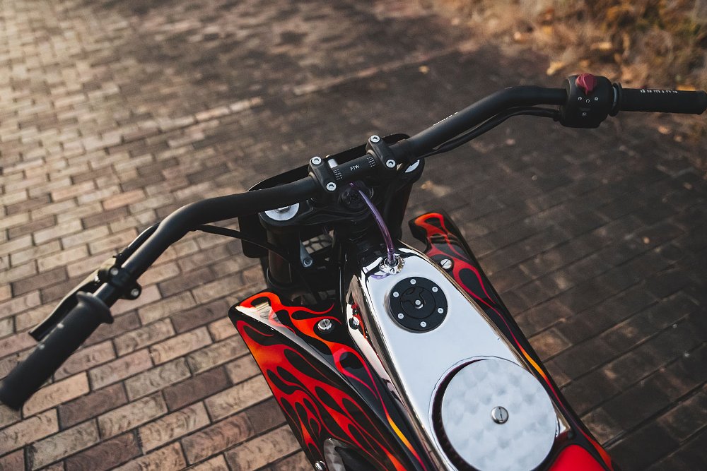 view of handlebar with no controls or instruments